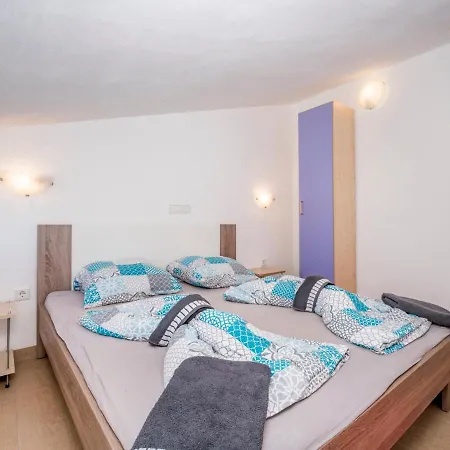 B&b-6 By Interhome * Ližnjan