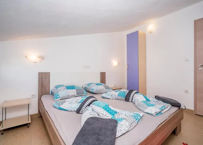 B&b-6 By Interhome * Ližnjan