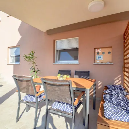 B&b-6 By Interhome Lägenhet Ližnjan